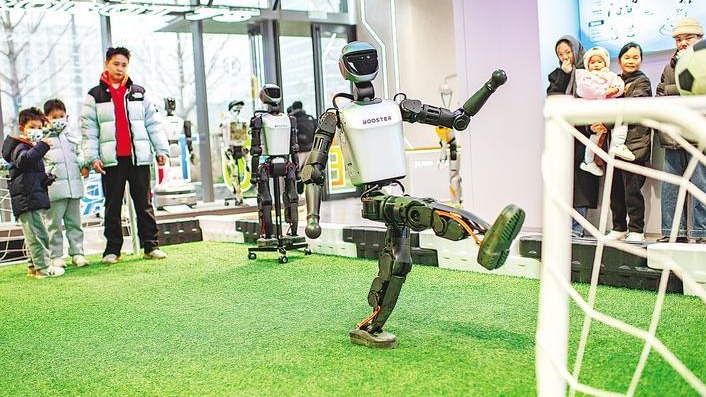 00后在“机器人幼儿园”带娃