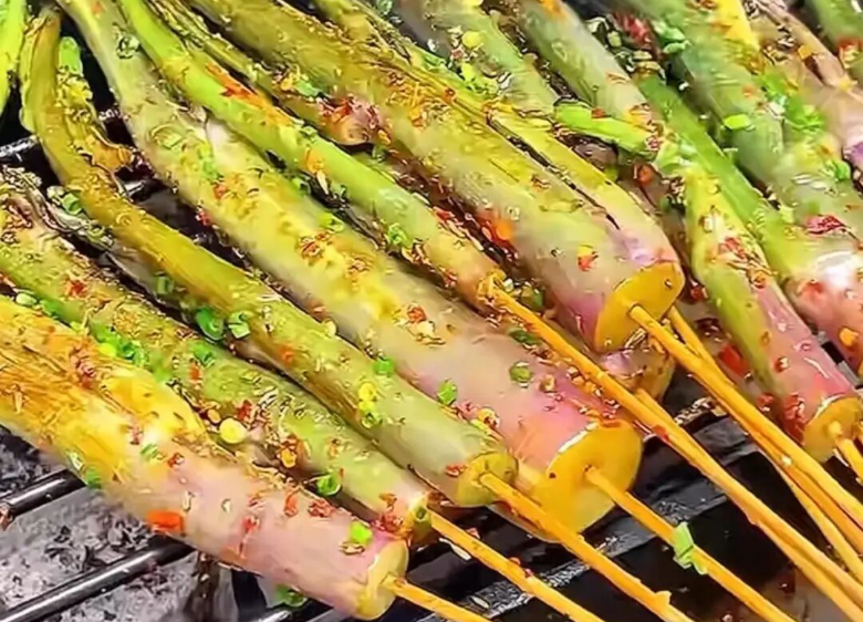 長沙一家燒烤店推出“烤紅菜薹”，店家：一根2元