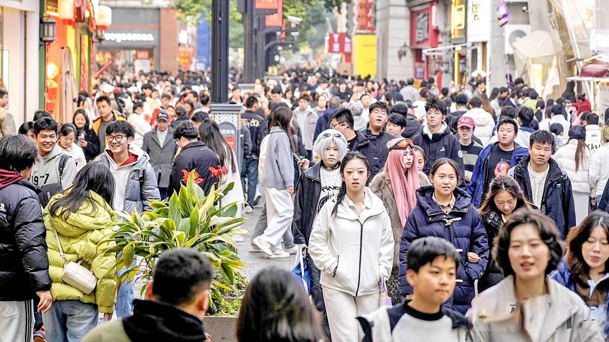 天气晴好 游人如织 江汉路步行街快被挤爆了