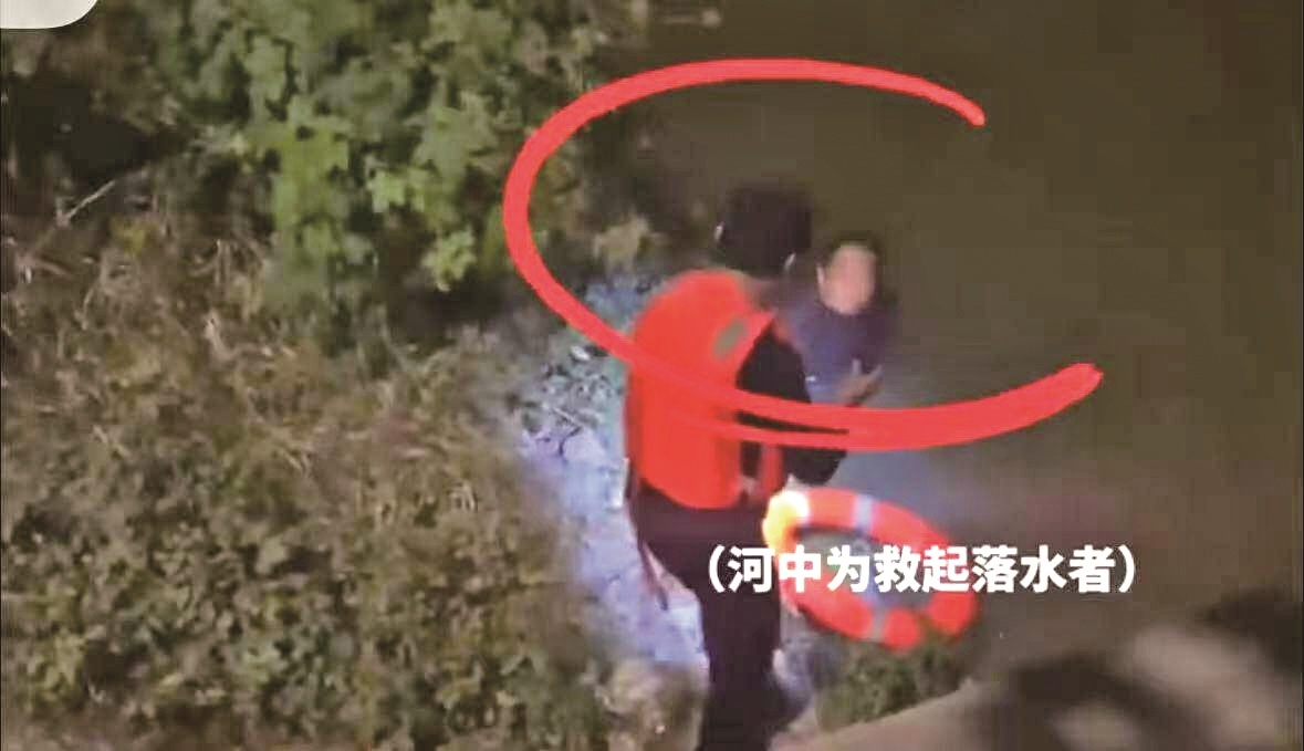 男子失足落水 五旬民警夜入湍急冰河救他上岸