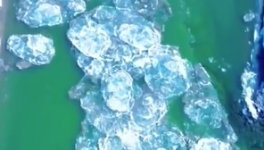 内蒙古流凌好似万片碎玉落碧波