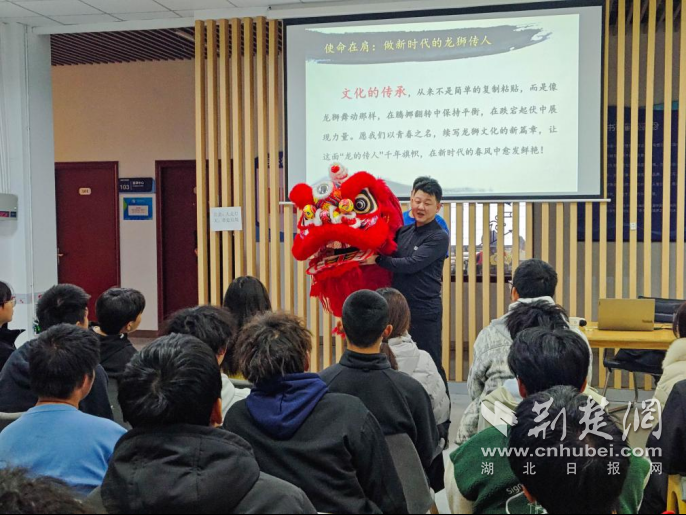 千年龙狮跃进校园