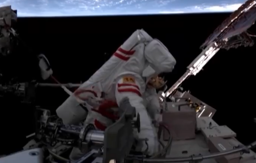 神21乘组第一次出舱现场画面