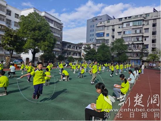 大冶育才小学致力于体教结合，保证学生每天锻