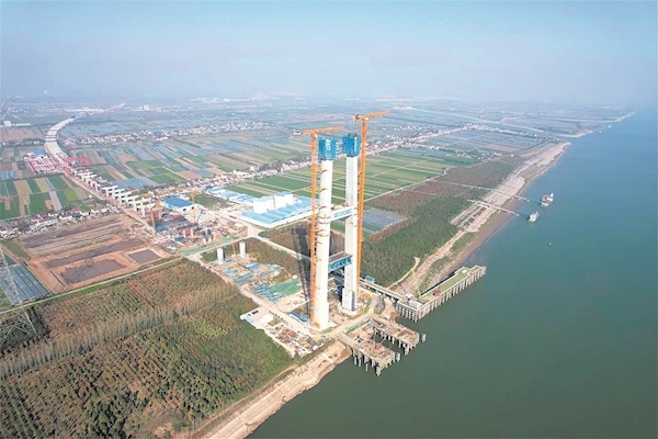 李埠长江公铁大桥冲刺主塔封顶