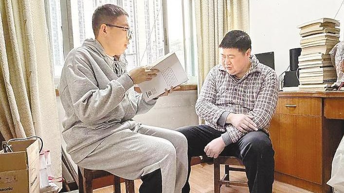 盲人按摩师周顺“写”出三本大学物理著作