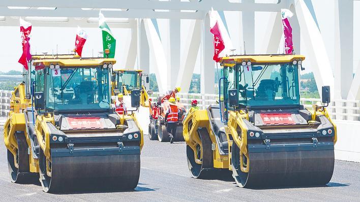 无人摊铺机大显身手