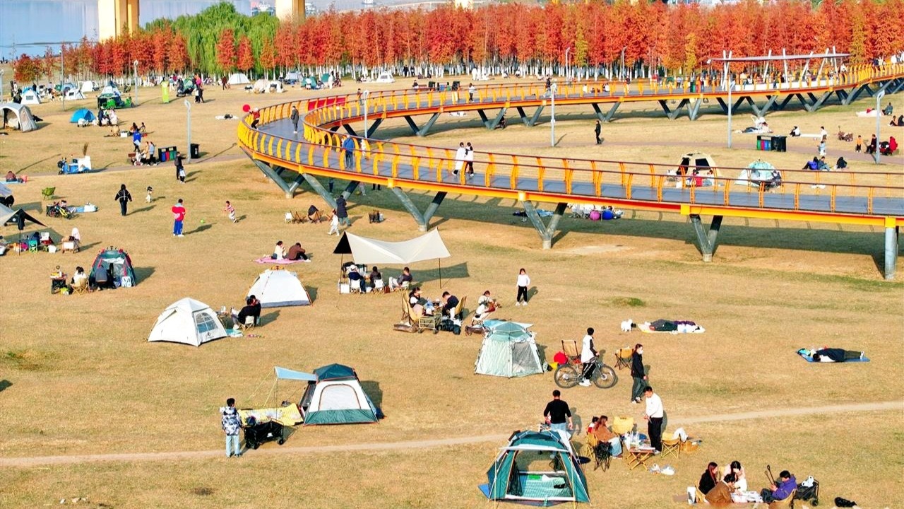 吹着和煦江风 享受冬日暖阳