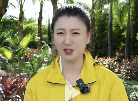 女演员闫学晶直播“哭穷”引争议