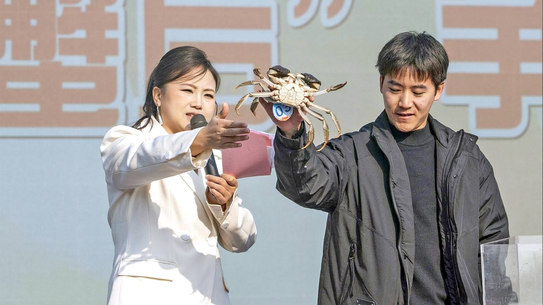 洪湖清水大闸蟹开捕今冬第一篓