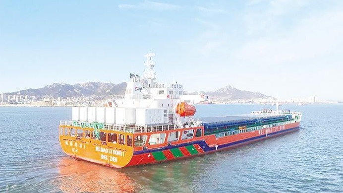 全球首艘万吨级近海新能源散货船首航