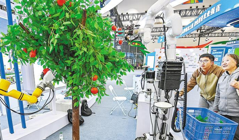 采摘机器人手起果落