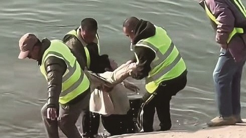 女子長江邊溺水 四安全員上演10秒生命接力