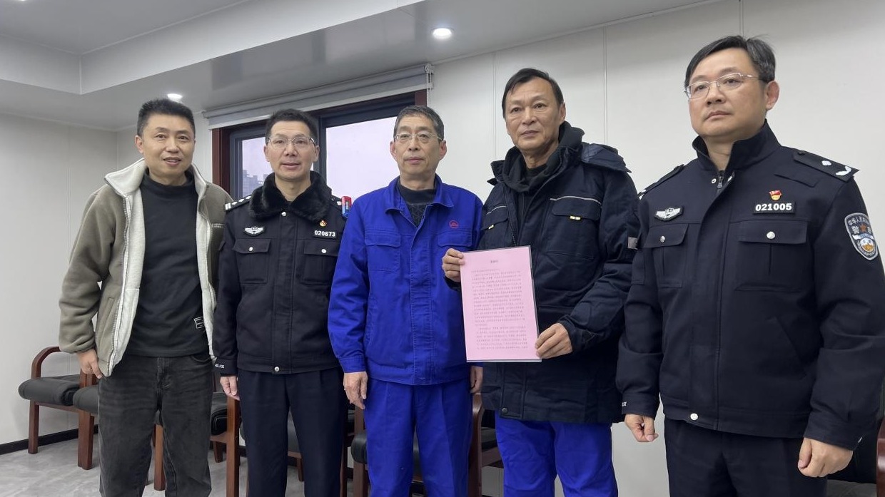 武汉江边，三位清漂环卫工寒潮中勇救落水女子