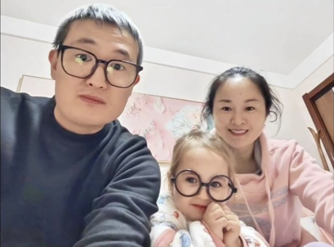 3岁女童金发蓝眼，母亲：生娃后才知丈夫是中俄混血