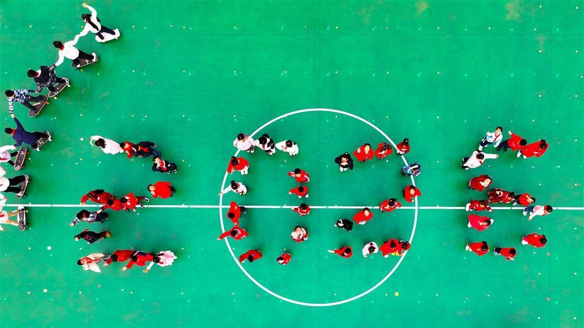 武汉小学生展示社团特色迎新年