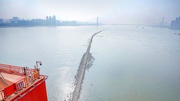 长江再现“江心小路” 上去游玩有风险