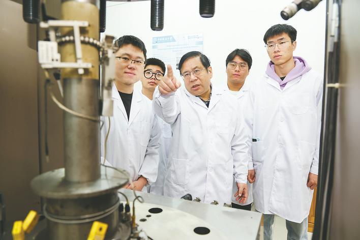 唐辉明率队攻坚滑坡预测防治难题