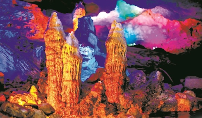 网络大V打卡“赤黄红”文旅主轴