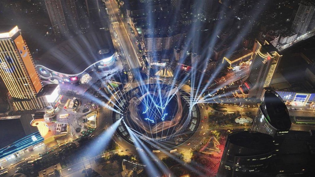 先睹为快！武汉光谷跨年激光秀梦幻来袭