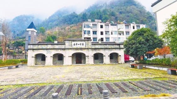 中國“最孤獨(dú)”火車站旁，復(fù)興號呼嘯啟航