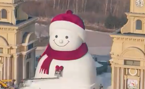 延时看哈尔滨大雪人建成过程