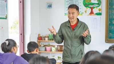 教师袁辉在湖北山区支教十三年