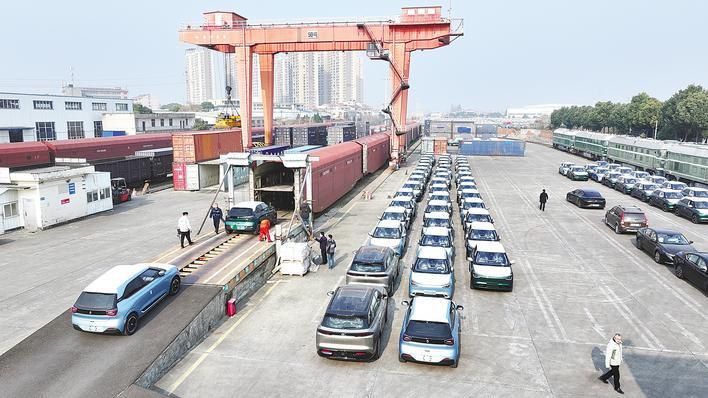 千輛“東風(fēng)車(chē)”坐上班列赴歐洲