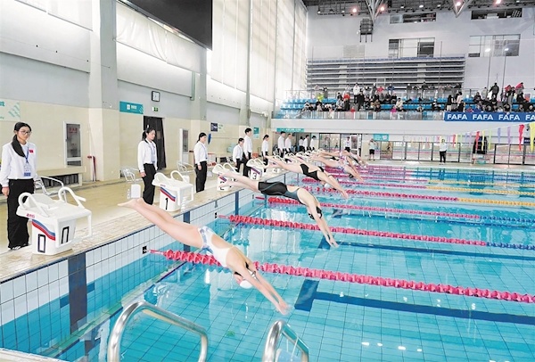 劈波斩浪 “小江豚”游泳节开赛