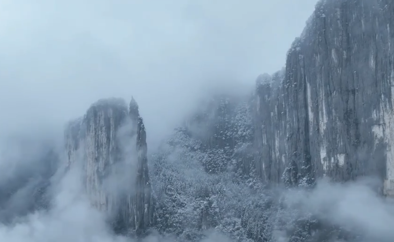 湖北恩施：初雪染绝壁 冬景似仙境