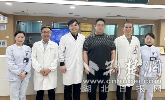 黑龙江“胖友”千里求医  在汉拆除“石头炸弹”