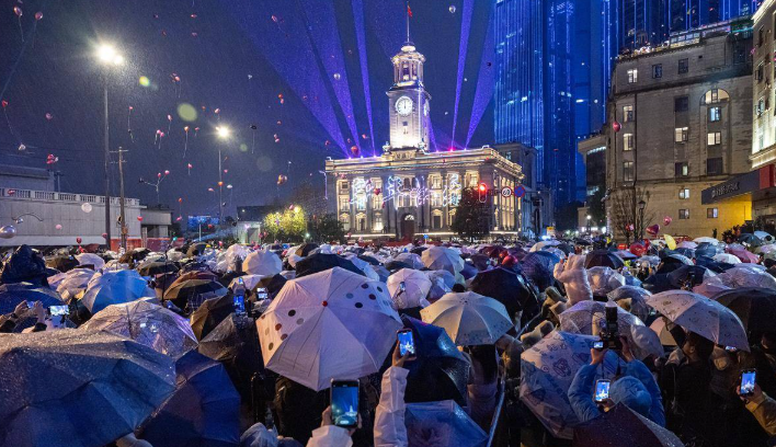 年轻人齐聚江汉关跨年迎新