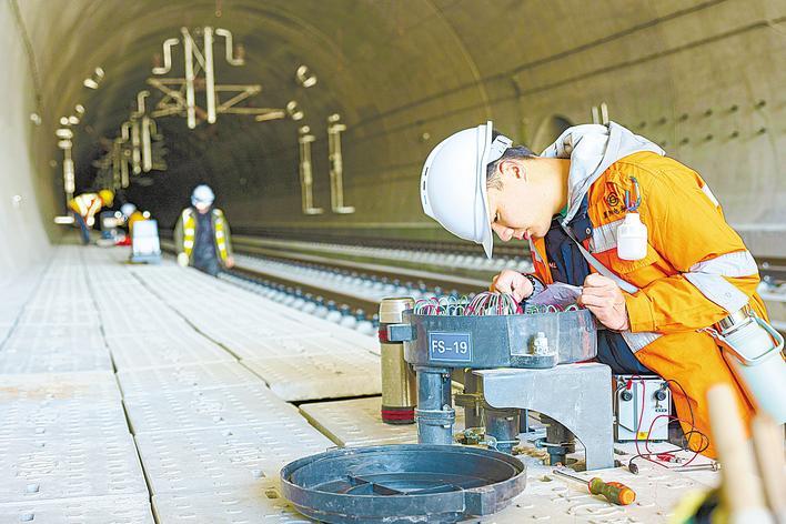 西十高铁开启电务系统静态验收