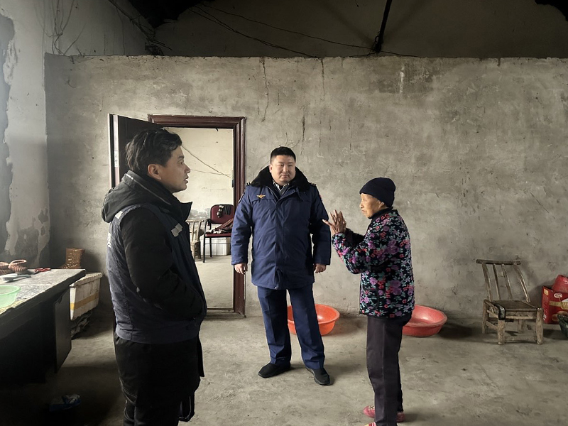  荆州经开区消防联合街道社区开展“敲门入户”行动