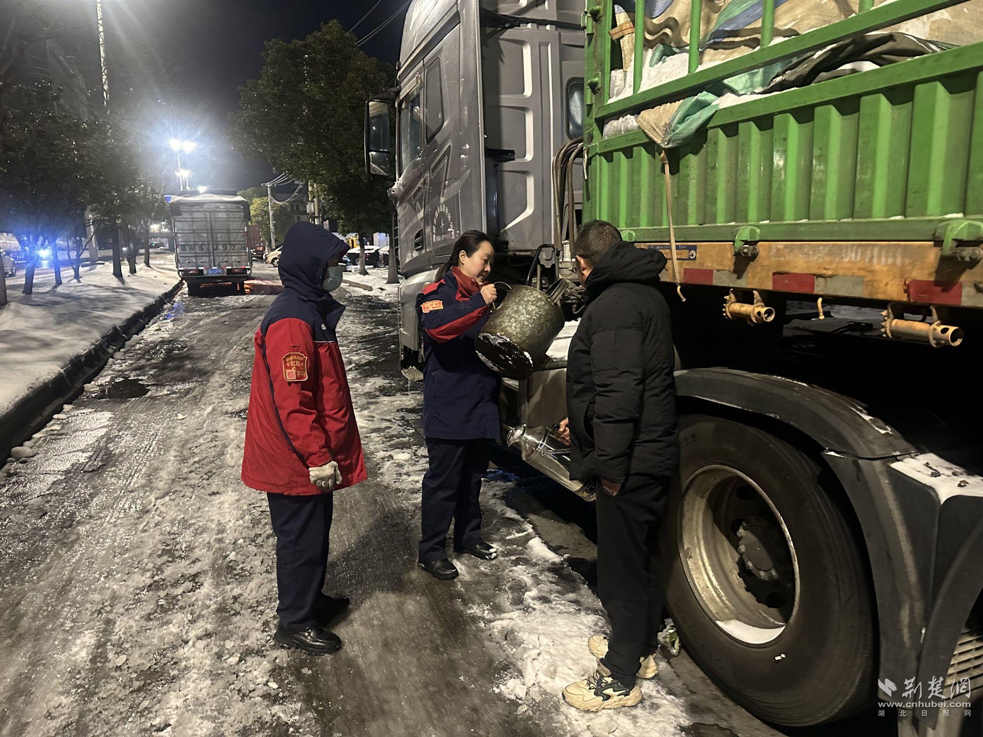  风雪中的“石化担当”——中石化荆州石油多措并举，保供应、暖民心