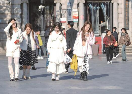 气温直冲20℃脱下冬装穿短袖