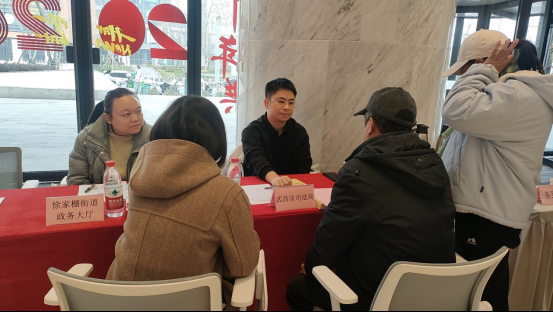  武昌区“送法进楼宇”一站式解决企业职工烦心事