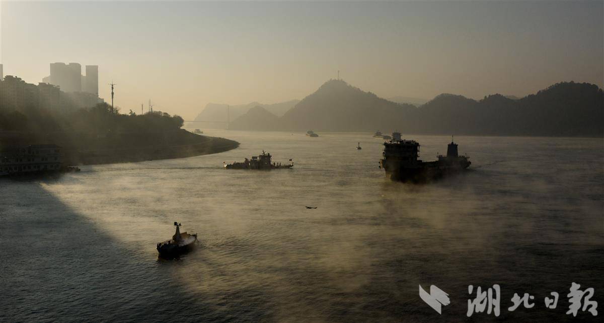 長江宜昌段云蒸霞蔚 船行其間如入仙境