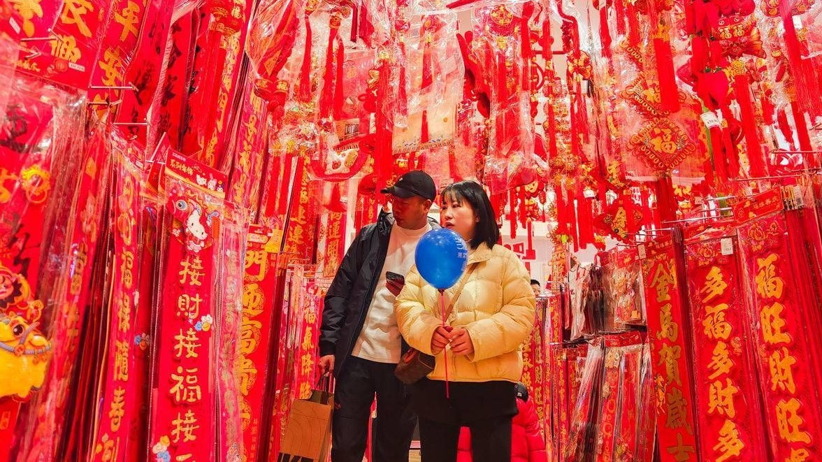 “中國紅”綴滿商超 馬年年味漸濃