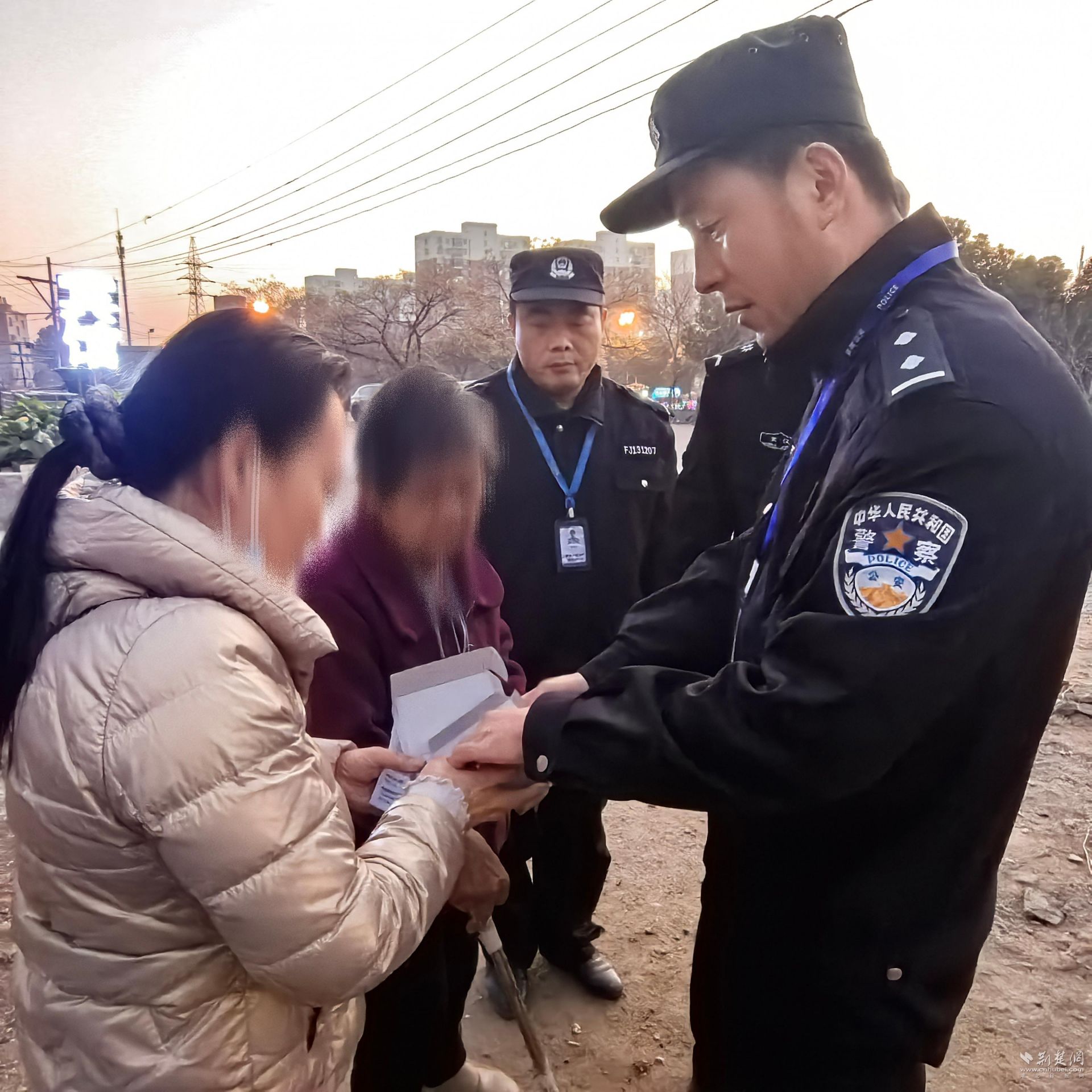民警帮市民找回了母亲，还送来“回家的钥匙”
