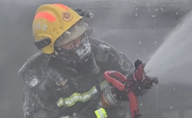 消防员零下42度灭火一身冰甲