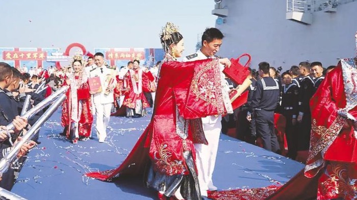 52名子弟兵“湖北艦”上舉行集體婚禮