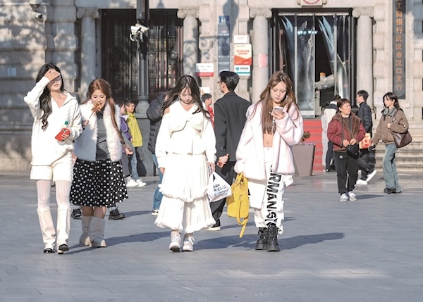 气温直冲20℃脱下冬装穿短袖