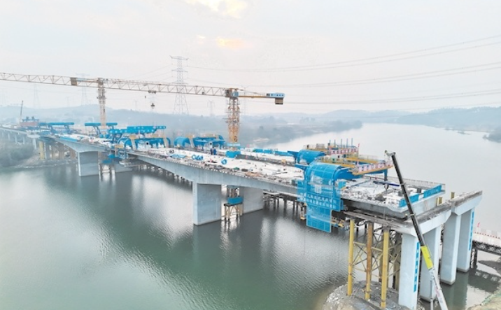 滠水河特大桥主桥左幅合龙