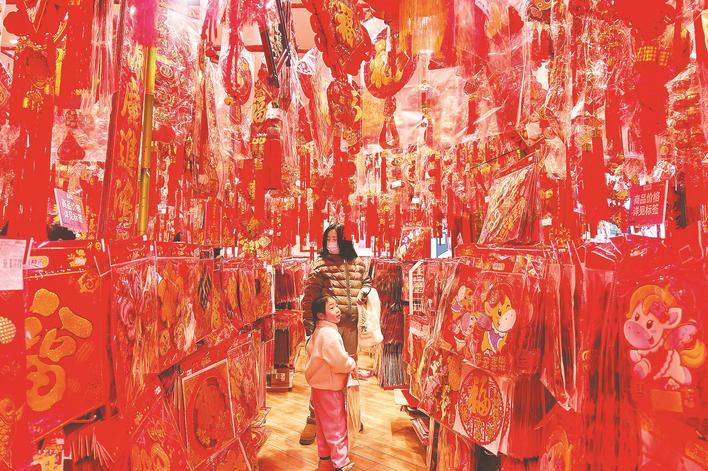 “中國紅”綴滿商超