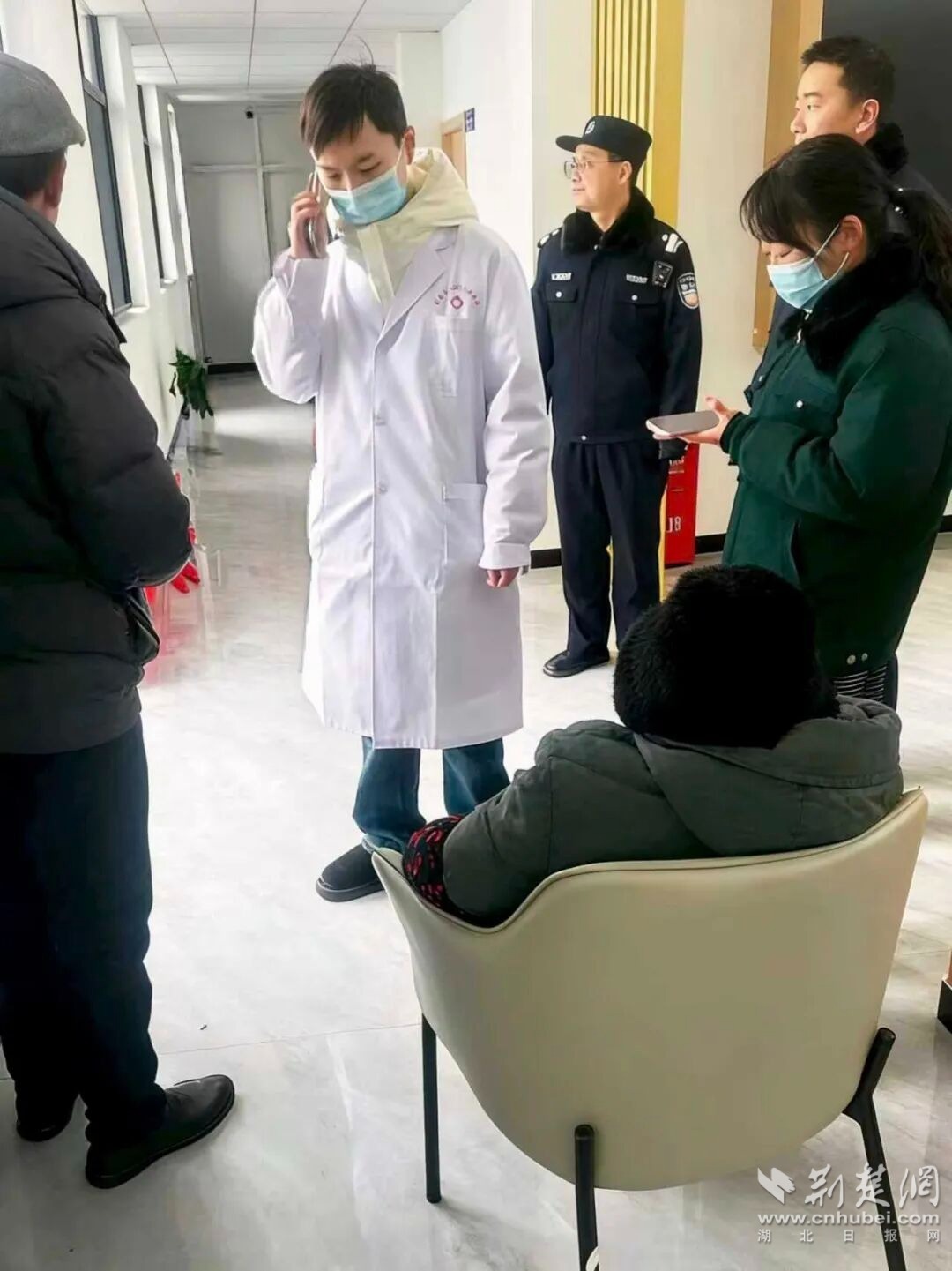 孝昌小河：老人不慎摔伤 紧急救助暖人心