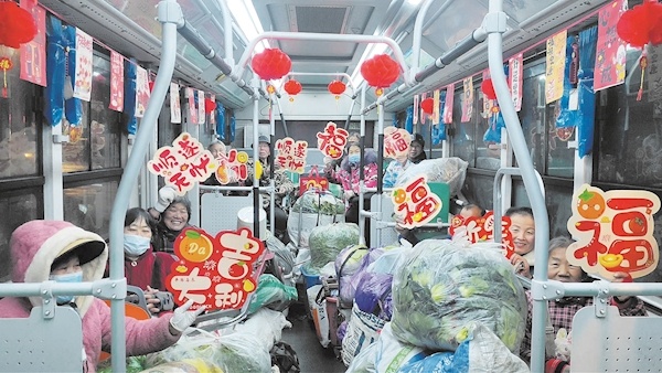“卖菜公交”送祝福