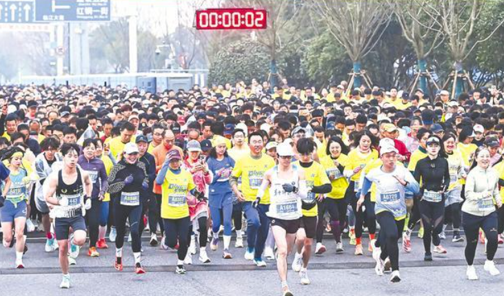 青山迎春跑抢鲜体验汉马新终点