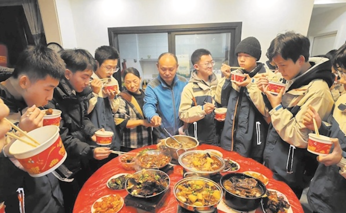 一顿暖心饭  高中老师做了23年