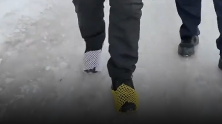 冰面走路怕打滑 试试这款生活中常见的“防滑神器”